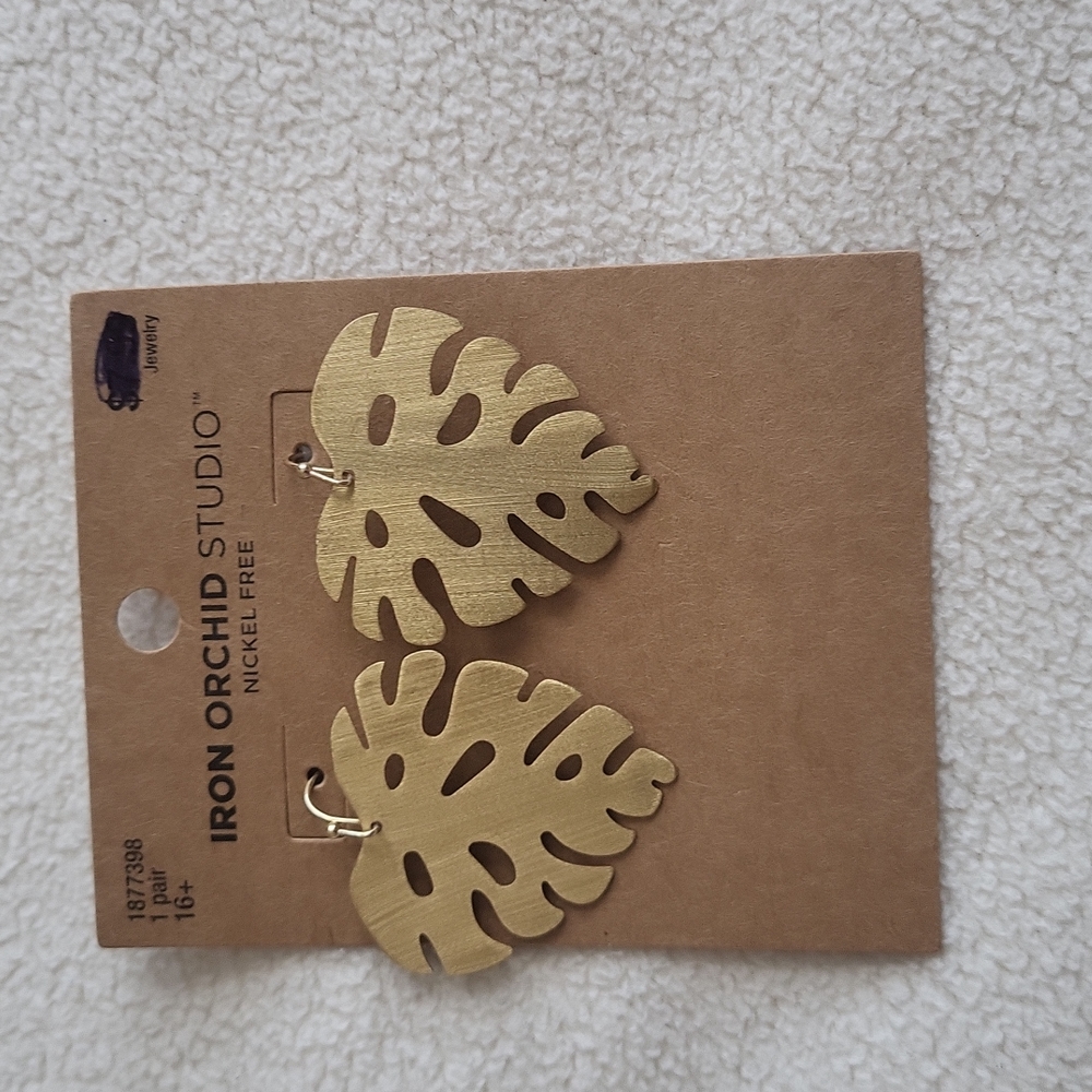 *4 items for $10* Leaf earrings